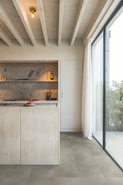 Вініл Quick Step Alpha Vinyl Tiles Concrete rock AVST40234 WW928 фото